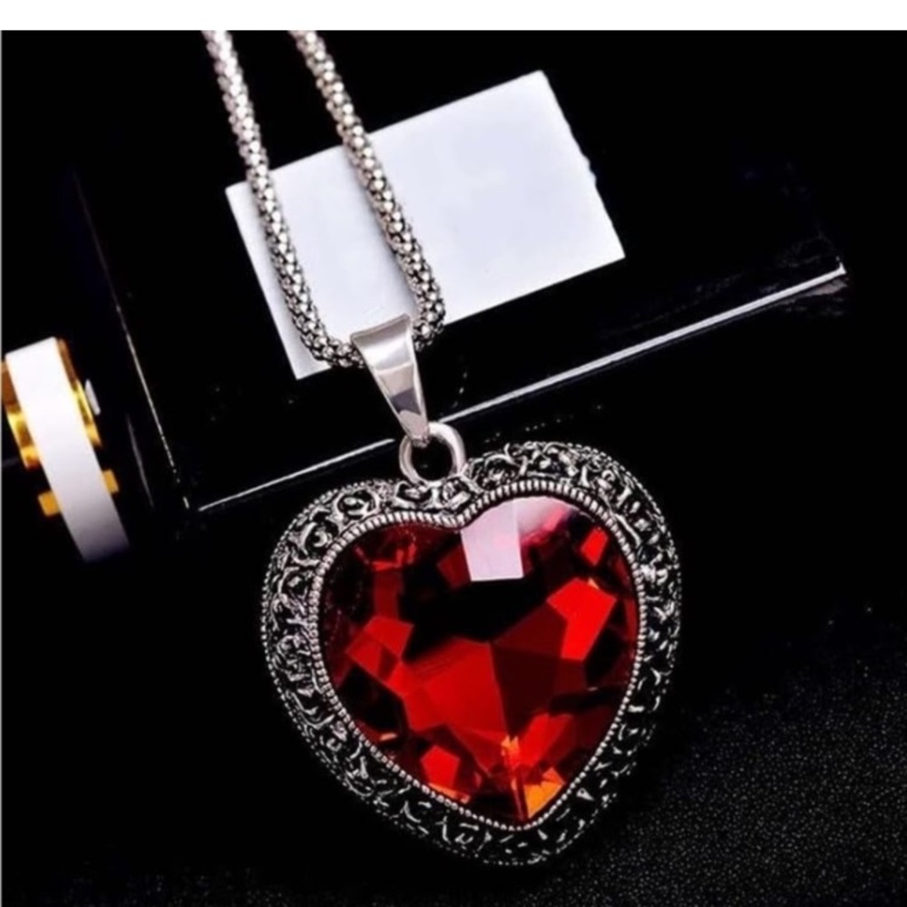 HEART Charm Necklace beautiful as a gift rerd heart ♥️